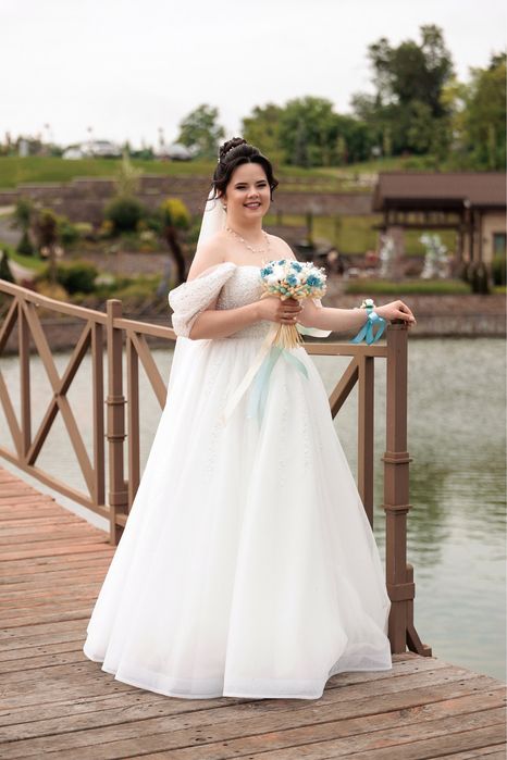 Весільна сукня,після хімчистки в хорошому стані