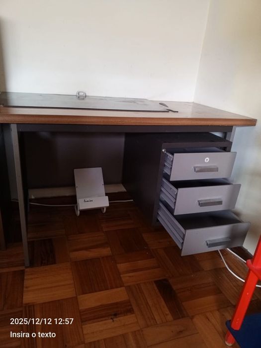 Secretária com gavetas