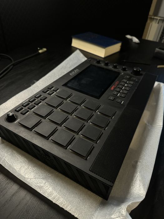 Akai mpc live 2 pouco uso + samsung card 1TB