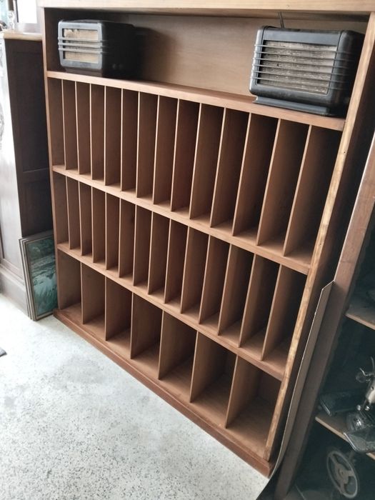 Estante vintage com arquivo
