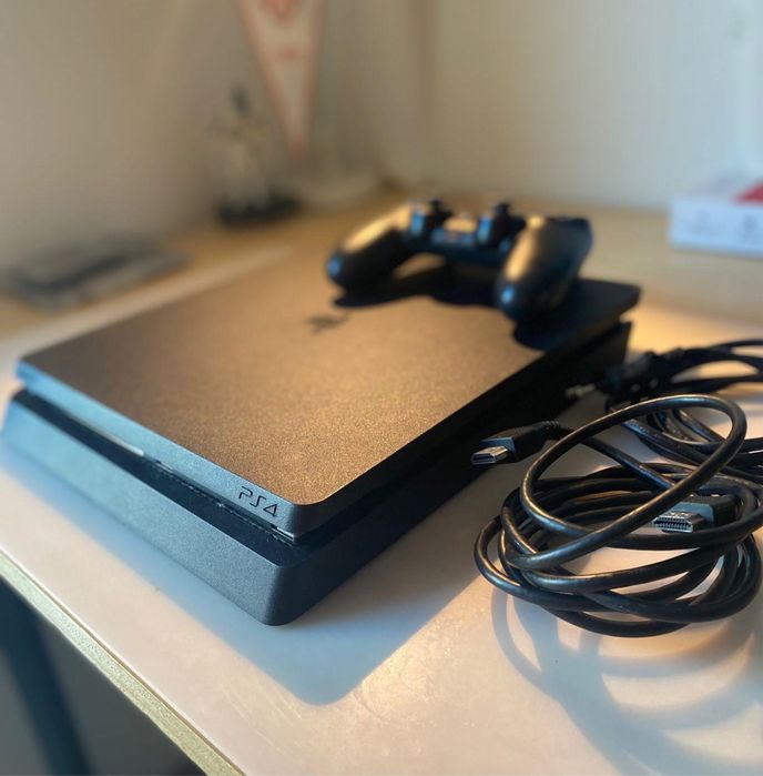 Consola Sony PS4 Slim 500GB com dois comandos e cabo HDMI