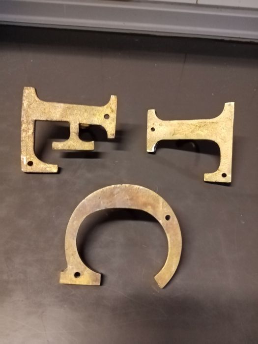 Cabides letra latão