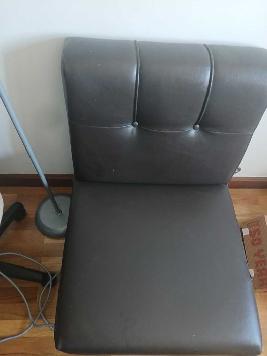 Sofá individual bem estimado