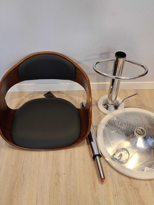 hoker , stołek barowy, gięte drewno i sztuczna skóra