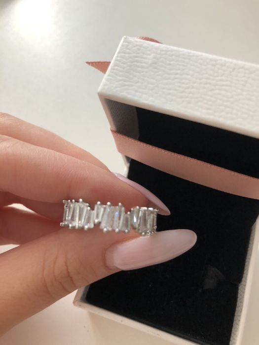 Luksusowy pierścionek “bagieta”