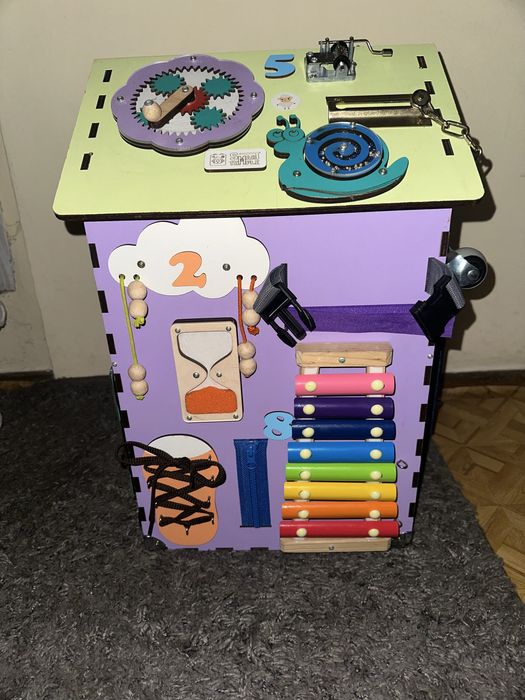 Drewniany domek sensoryczny Busy Board – duzy, stan idealny