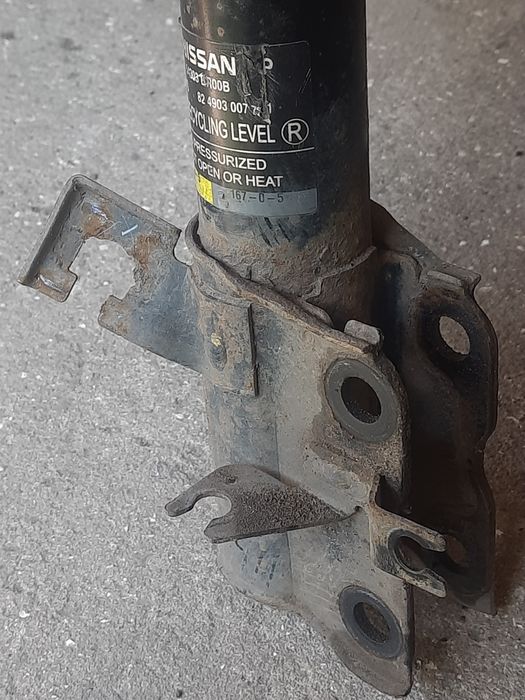 Амортизатор передній Nissan Qashqai  з пружиною