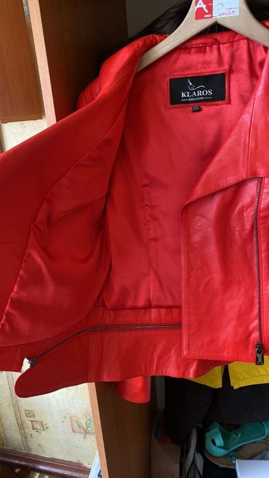 Куртка червона, розмір S