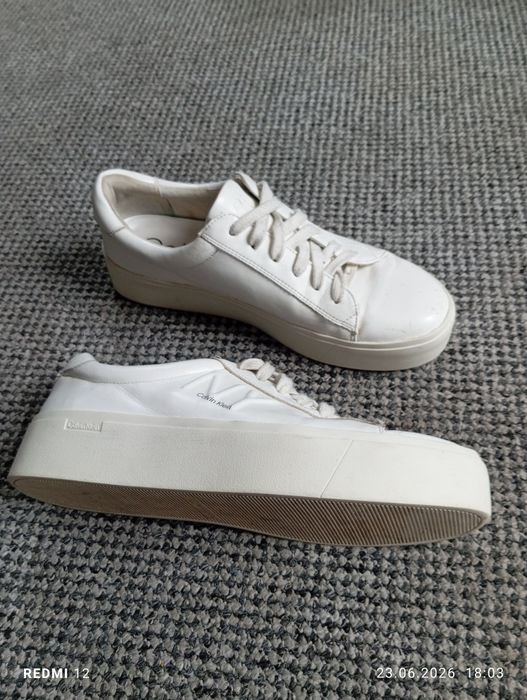 Białe sneakersy Calvin Klein z wytłoczonym logo NY r. 39