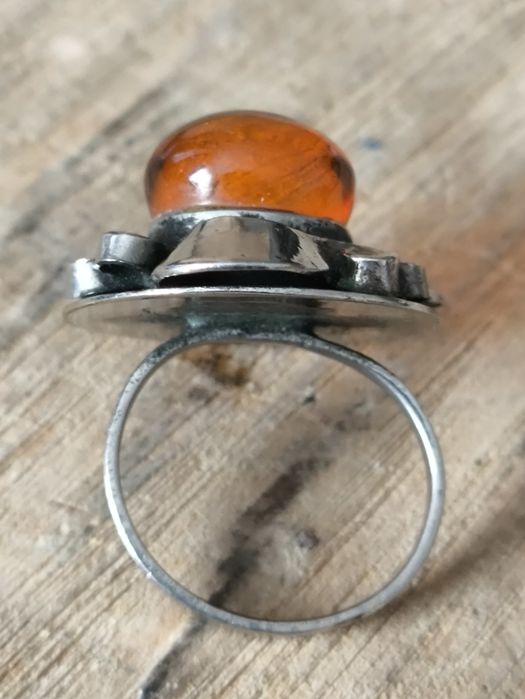 Stary metalowy pierścionek z bursztynowym oczkiem,uszkodzony. Vintage