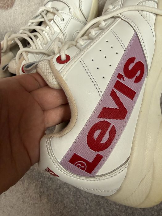 Білі шкіряні кросівки Levis p. 35-36 на невеликій платформі