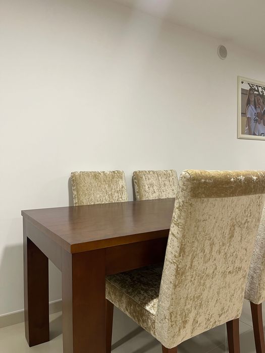 Mesa de madeira extensível + 4 cadeiras