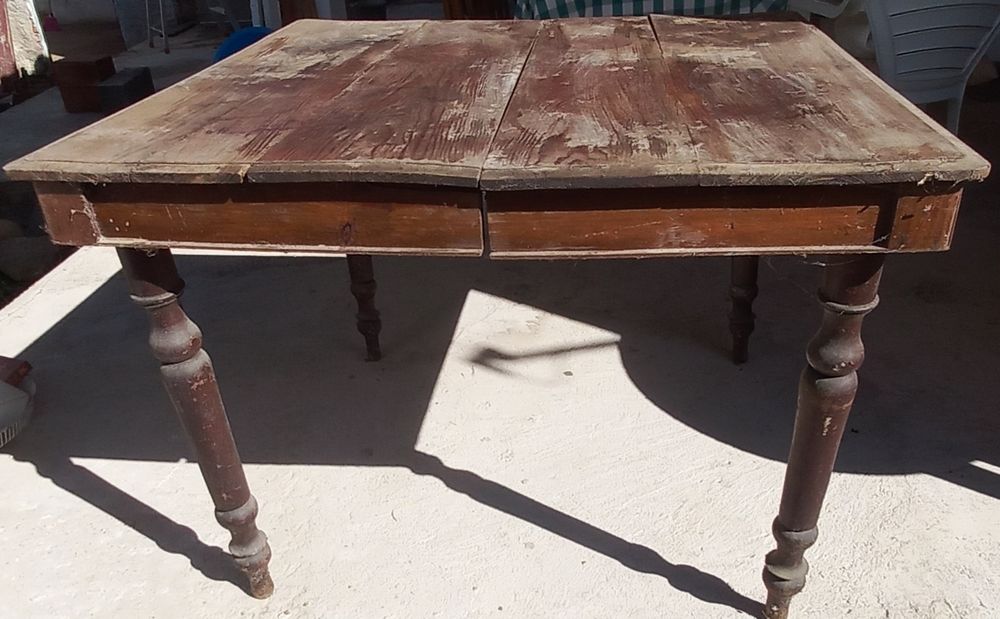 Mesa de jantar de madeira