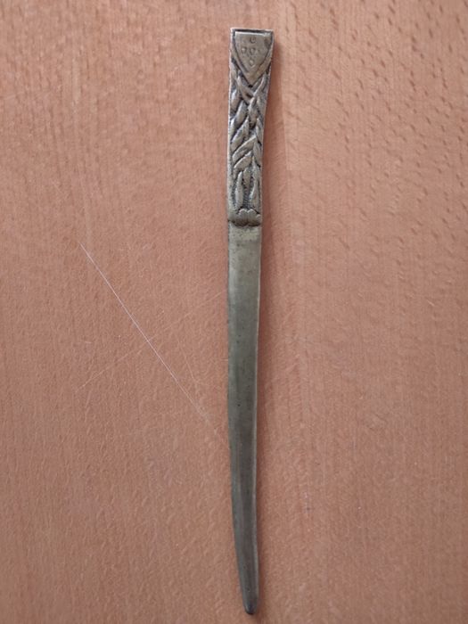 Abridor de cartas em bronze.