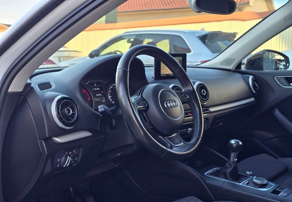 Audi A3 Sportback 8V S line 1.6Tdi 110Cv (LOOK RS3)