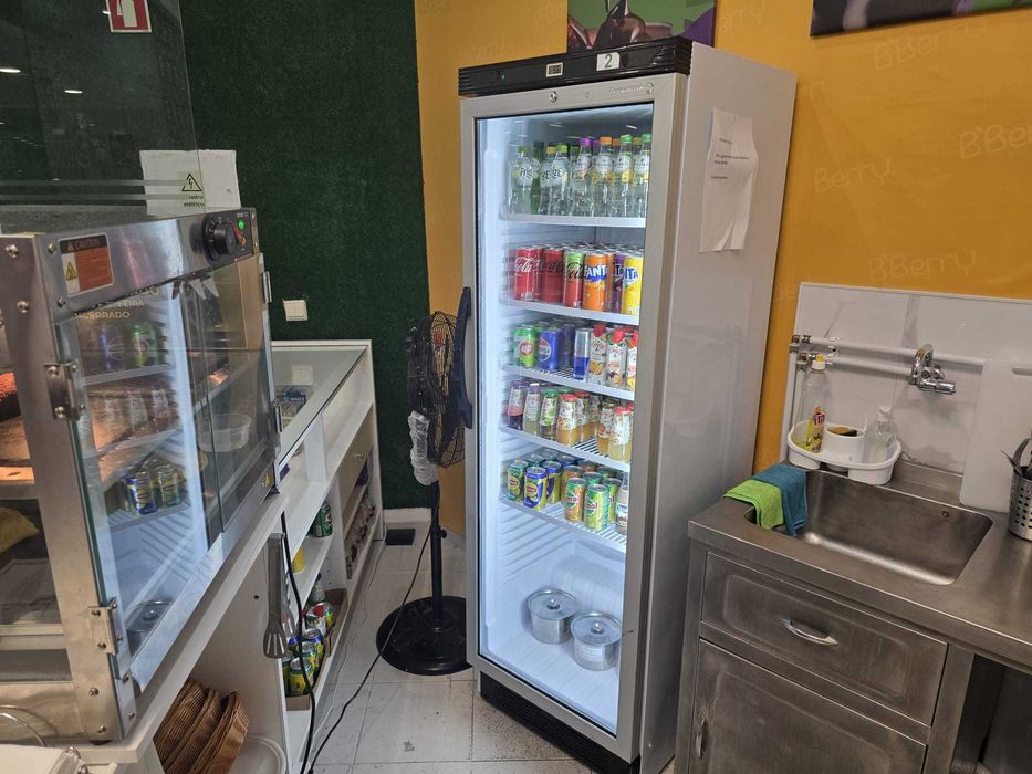 Transpasse loja recém montada de açai