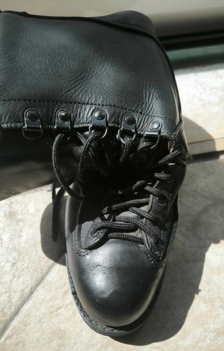 Botas em Pele nº 40 , forradas no interior, Gore Tex e sola Vibran.