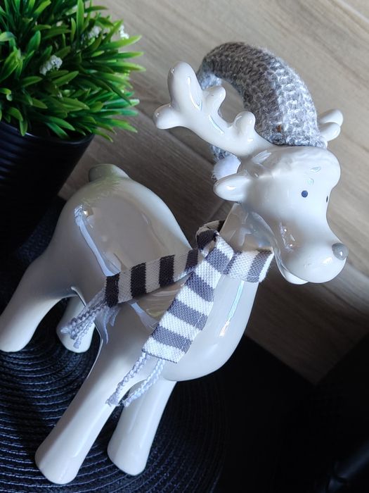 Figurka świąteczna renifer biały z szalikiem home&you
