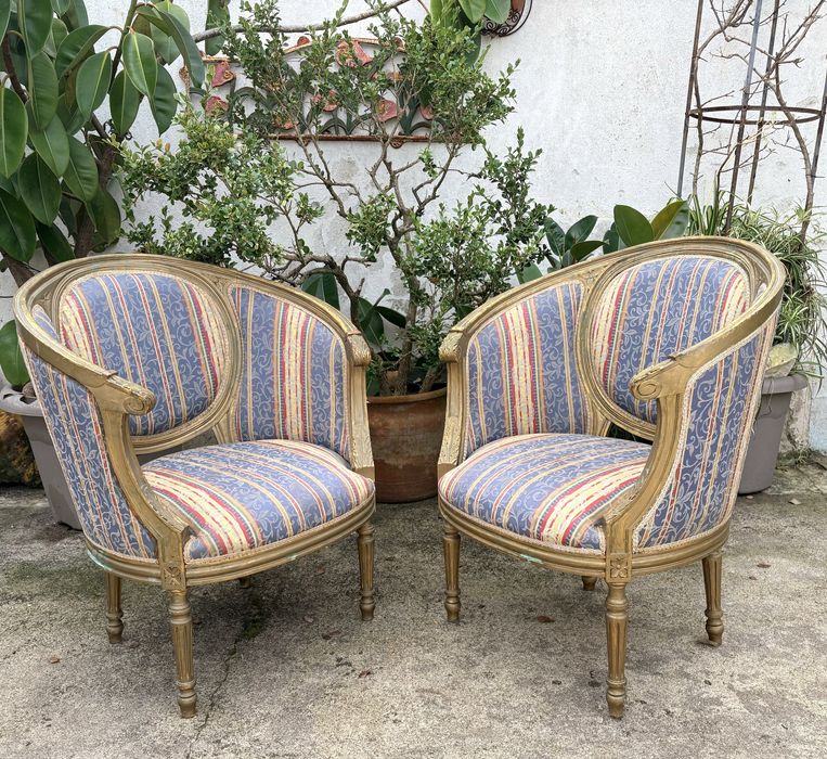 Par de lindos antigos cadeirões estilo Luís XVI