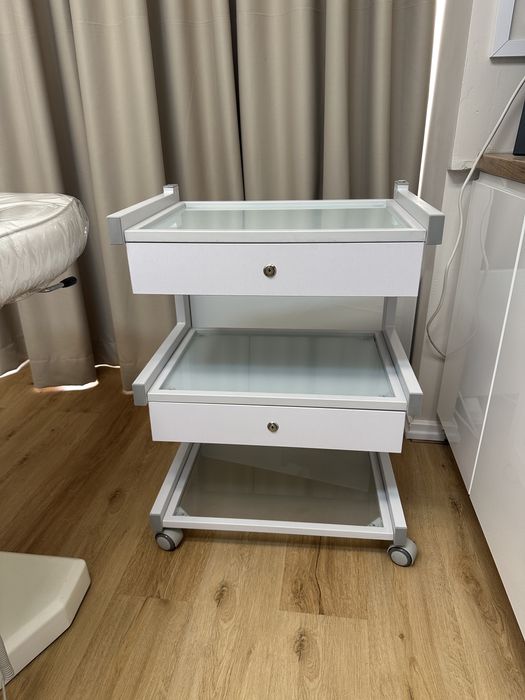 Stolik kosmetyczny firmy KWADRON