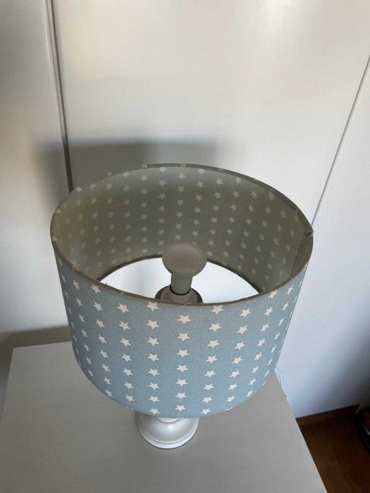 Candeeiro com Abajour Azul e Estrelas Brancas para Quarto de Criança