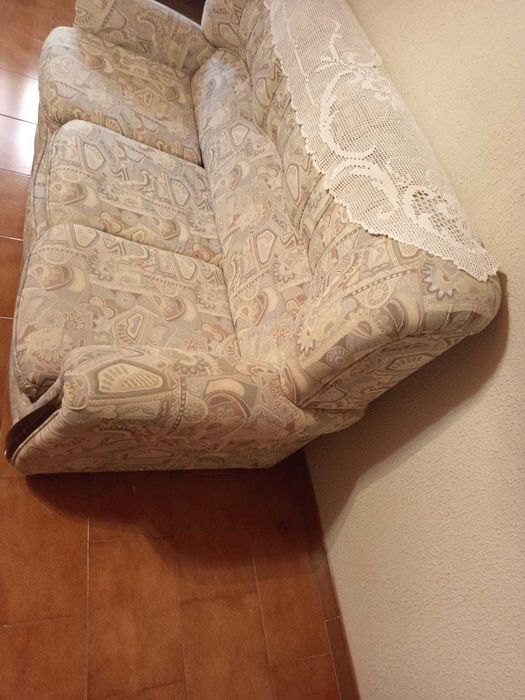 Sofá, Estante, Mesa e Cadeiras à venda - Em ótimo estado