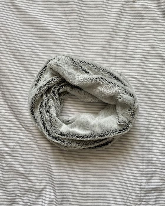 Szaro biały szalik komin