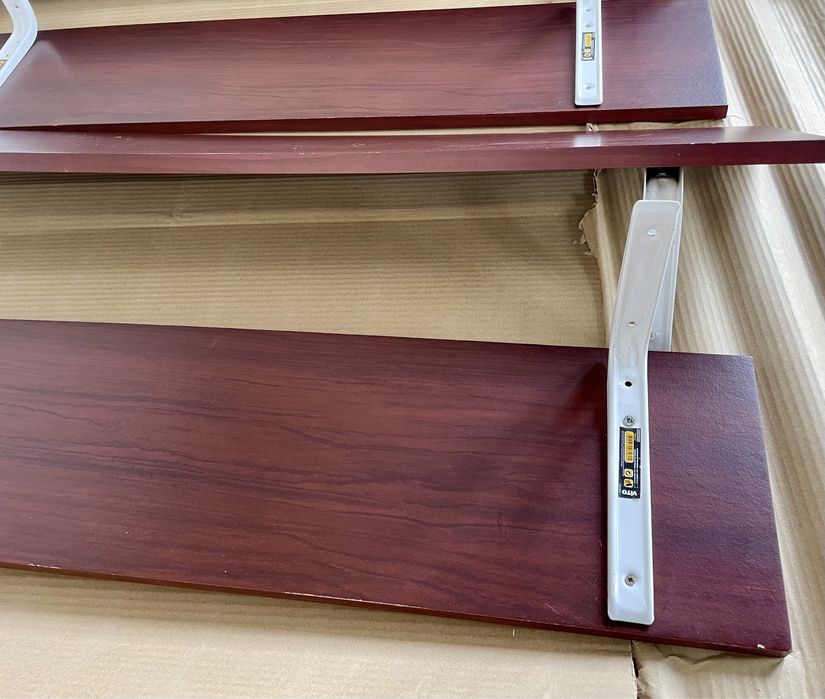Conjunto de prateleiras de madeira castanha avermelhada