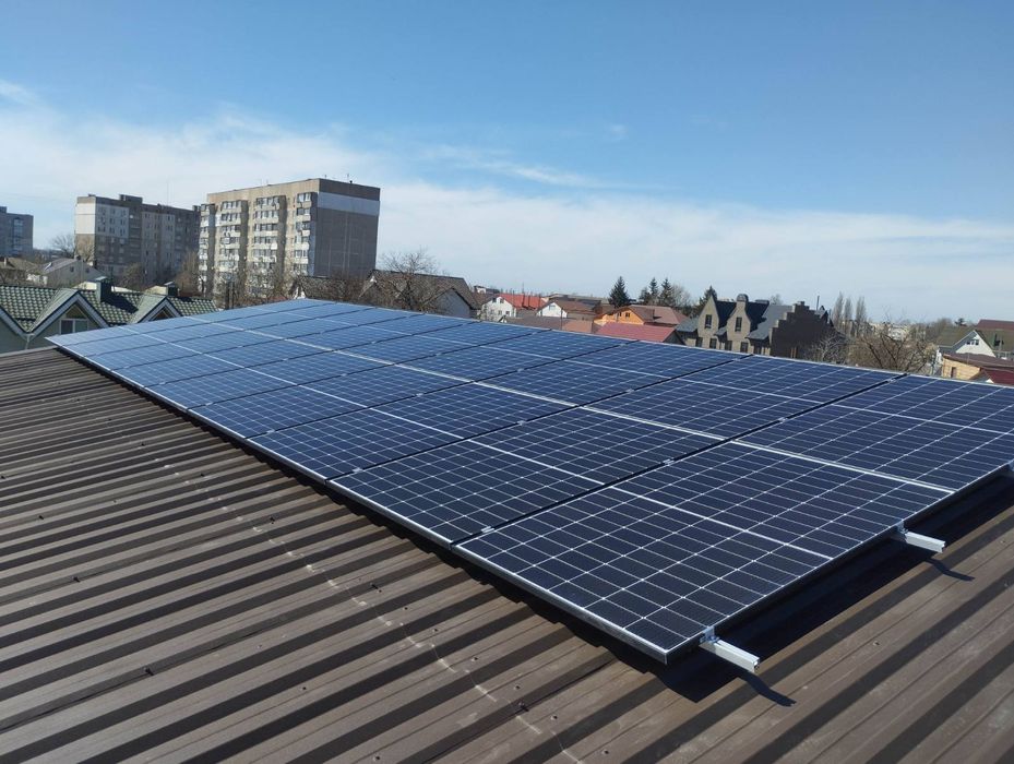 Монтаж сонячних панелей та інверторів.