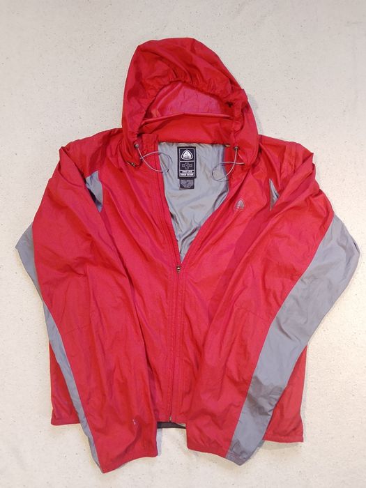 Підліткова куртка Nike ACG у хорошому стані. Легка та зручна вітровка.