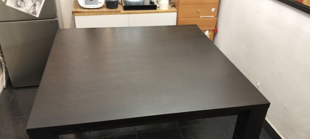 Mesa loja área 1,40×1,40 ótimo estado , madeira maciça, cor vengue