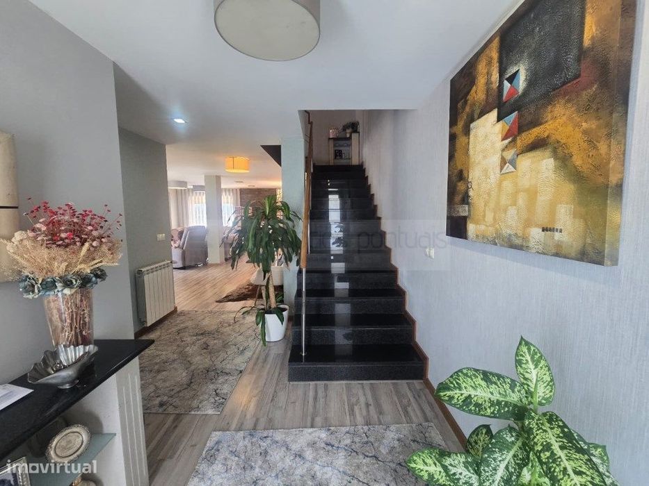 Moradia Gaveto T3 mais escritório e um apartamento T2