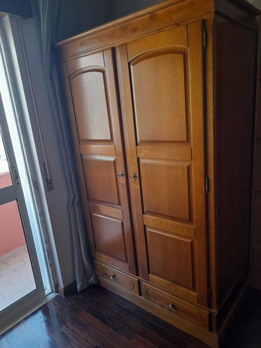 Roupeiro de madeira  - 195 €