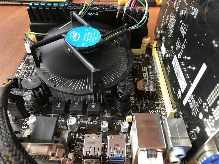 процесор i5-4440,8 GB Corsair Ram,материнська плата Asus H81M ,кулер