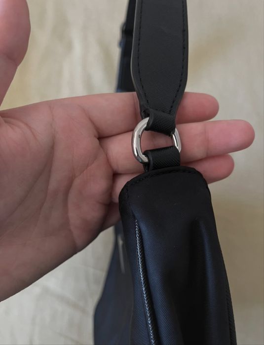 Mala de ombro preta da Guess