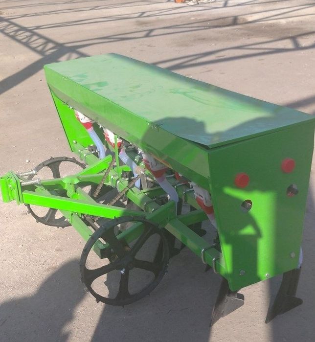 Сівалка 8 рядна з бункером для добрива