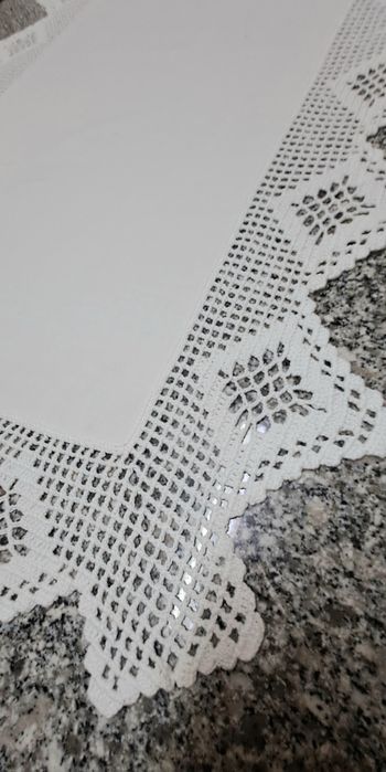 Caminho de mesa em renda e linho feito a mão NOVO
Medidas
145x57cm