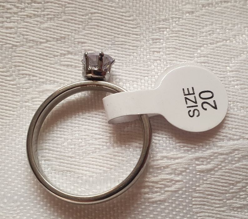 Piękny pierścionek w kolorze srebra z centralnym oczkiem, 20mm