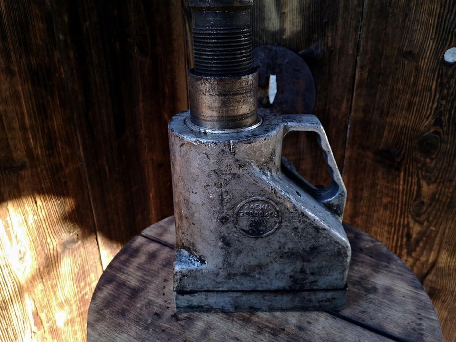 Stary podnośnik hydrauliczny 25 ton PRL DIY