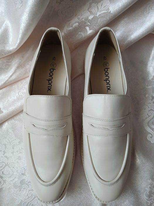 Beżowe klasyczne loafersy bonprix 42 mokasyny kremowe ecru płaskie basic casual
