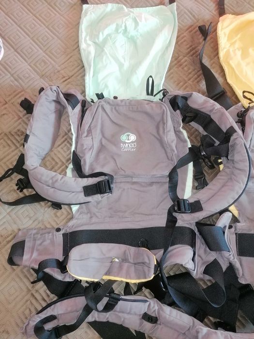 Baby wearing Gémeos