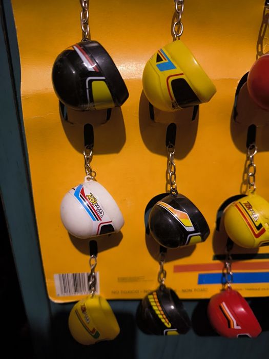 Cartaz de porta chaves de capacetes