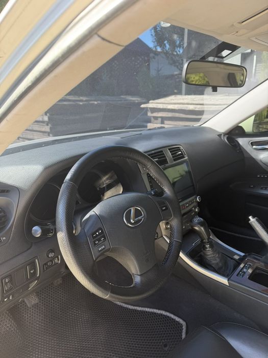 Автомобіль  Lexus