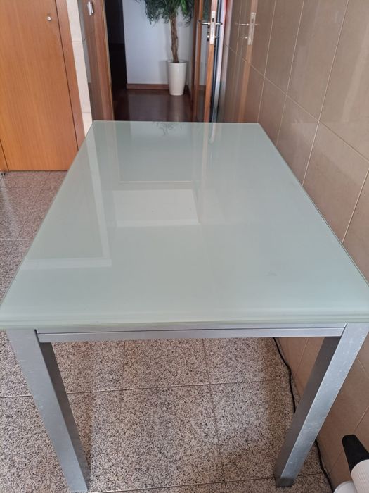 Mesa com tampo em vidro