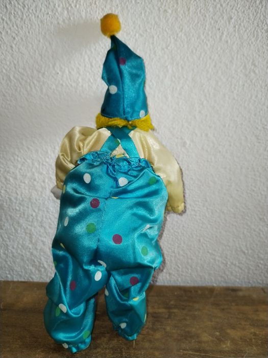 Palhaço com cara, mãos e pés em porcelana