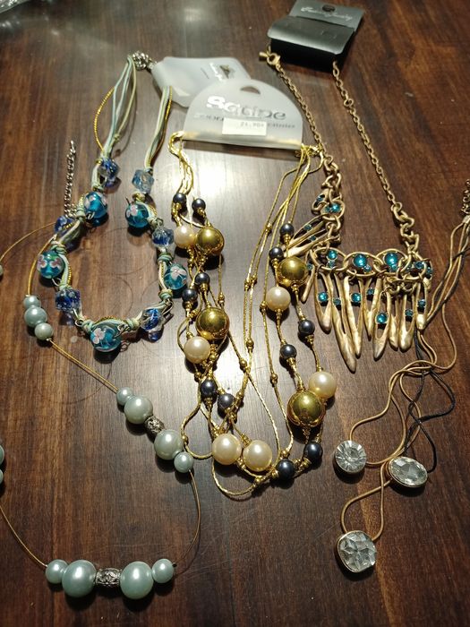 Zestaw biżuterii , odcienie błękitów i złota , naszyjniki