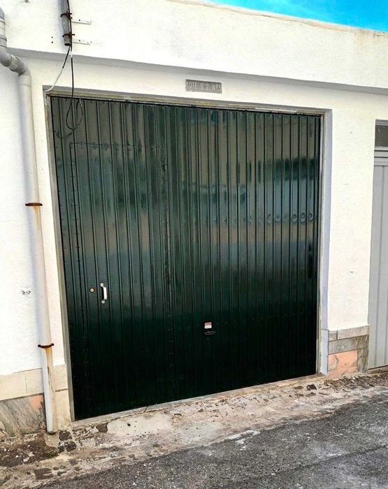 Garagem com porta para a rua - Algueirão