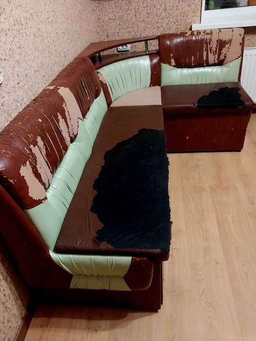 Большой кухонный уголок с полкой раскладной 130х200