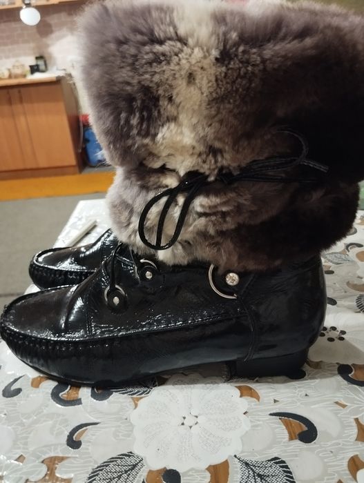 Лакові полуботінки.