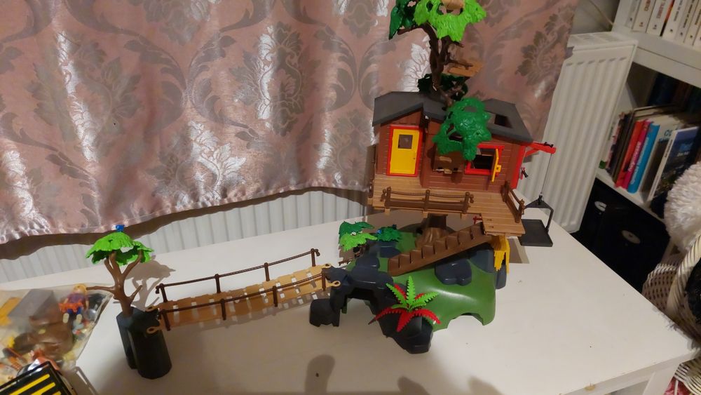 Playmobil domek na drzewie.